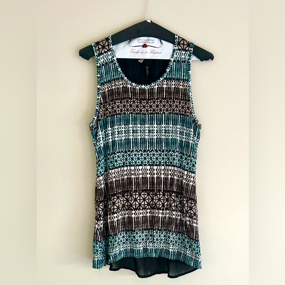 NWOT. Rose & Olive Sleeveless Printed Layered Hem Tank Top.  Abstract design.